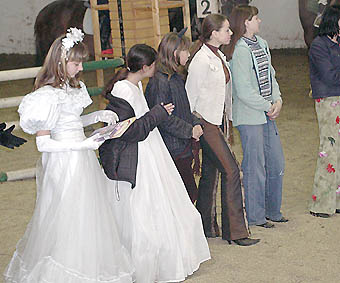 Невеста рассматривает грамоты